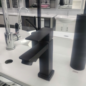 Vòi LaVaBo Lạnh Vuông Sơn Tỉnh Đen