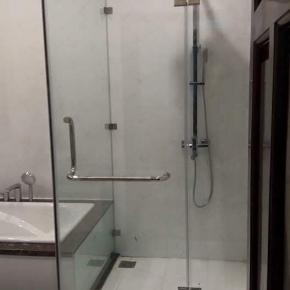 Báo Giá Lắp Đặt Vách Kính Nhà Tắm 135 Độ Theo Kích Thước Yêu Cầu PTK04